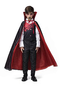 Menino vampiro de halloween acena sua capa preta e vermelha com as mãos  rodeadas sobre o fundo vermelho do estúdio. maquiagem de vampiro de  criança.