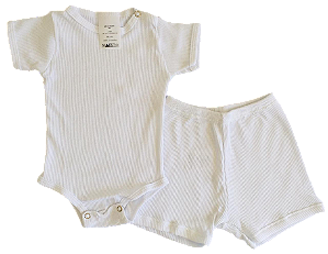 CONJUNTO DE PIJAMA INFANTIL COM BODY DE MANGA CURTA E SHORTS UNISSEX - BRANCO