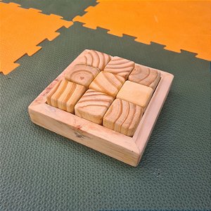 9 Cubos de Madeira com Base