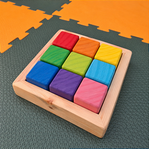 9 Cubos de Madeira Coloridos com Base