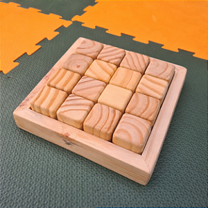 16 Cubos de Madeira com Base