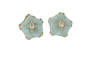 Brinco  flor azul claro em ouro amarelo com quartzo rosa gota central