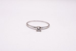 ANEL SOLITARIO OURO BRANCO C/ DIAMANTE