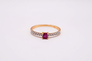 ANEL OURO AMARELO DIAMANTES E RUBI