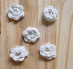 FLOR DE CROCHÊ BRANCA - 5 UNIDADES