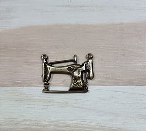 MÁQUINA DE COSTURA EM METAL OURO VELHO  - 2,5 X 3 CM
