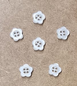 BOTÃO FLOR  4 FUROS BRANCO  1 CM- 6 UNIDADES