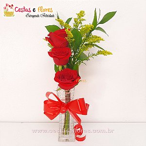 Arranjo de 03 Rosas Nacionais Vermelhas no Vaso de Vidro