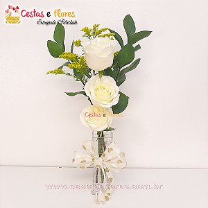 Arranjo de 03 Rosas Nacionais Brancas no Vaso de Vidro