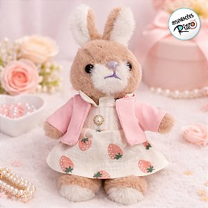 Coelha de Pelúcia com Traje Elegante Moranguinho - 23cm - 1 unidade - Rizzo