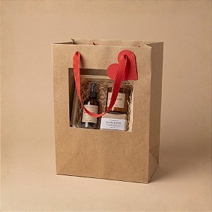 Sacola de Papel com visor duplo de PVC 22x13x13 - Kraft com Alça Vermelha e Tag de Coração - 1 unidade - Rizzo