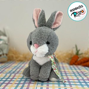 Coelho de Pelúcia Cinza com Laço Azul na Lateral Florido - 22cm - 1 unidade - Rizzo