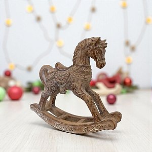 Enfeite de Natal em Resina - Cavalo de Balanço com Desenhos - Marrom - 21,5x18cm - 1 unidade - Cromus - Rizzo