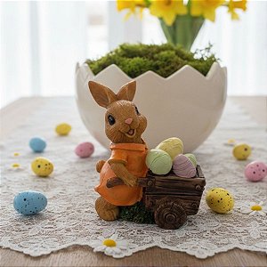 Enfeite Decorativo de Páscoa em Resina - Coelhinho com Carriola de Ovinhos - 9x6x4cm - 1 unidade - Rizzo