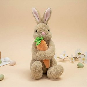Coelho de Pelúcia Bege Sentado Segurando Cenoura - 30x9x7cm - 1 unidade - Rizzo