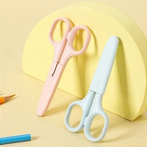 Tesoura Escolar com Capa Macaron - Sortido - 12,2cm - Caixa - 12 unidades - Deli - Rizzo