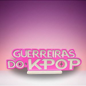 Display de Mesa em MDF - Escrita Guerreiras do Kpop -  35x11cm - 1 unidade - Rizzo