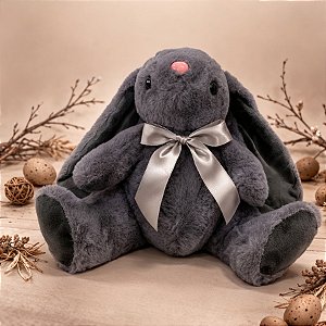 Coelho de Pelúcia Cinza Escuro Sentado com Laço - Cinza - 19,5x26,5x16cm  - 1 unidade - Rizzo