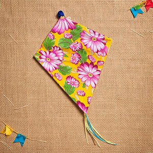 Enfeite Decorativo para Pendurar de Festa Junina - Pipa de Tecido Chita - Vermelho, Azul e Amarelo - 60x46cm - 1 unidade