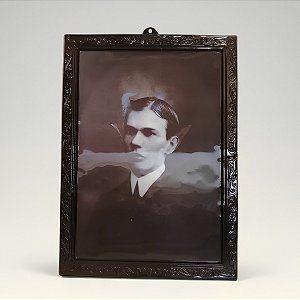 Enfeite Decorativo de Halloween - Quadro Holográfico Moço/Monstro com Chifres - 34x47cm - 1 unidade - Rizzo