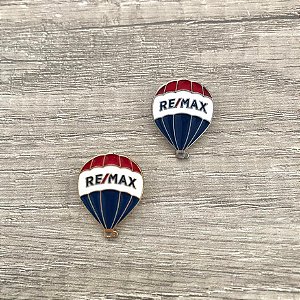 Pin em metal com relevo balão 3x2cm padrão - RE/MAX