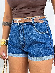 Shorts Jeans Mom Feminino com Cinto Marrom e Barra Dobrada