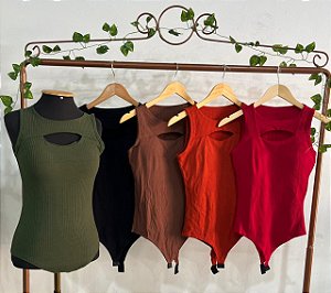 Body Feminino Canelado com Bojo Regata e Recorte no Busto