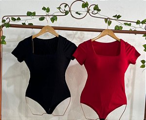 Body Feminino Canelado com Bojo Manga Curta e Decote