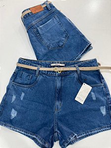 Shorts Jeans Plus Size com Cinto e Detalhes Destroyed Lavagem Escura