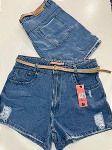 Shorts Jeans Plus Size com Cinto e Detalhes Destroyed Lavagem Clara