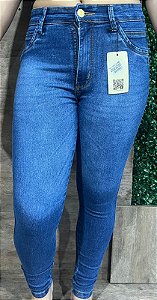 Calça Jeans Skinny Levanta Bumbum com Detalhe de Costura no Bolso