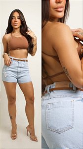Short Jeans Feminino Cintura Alta com Cinto e Detalhes Destroyed