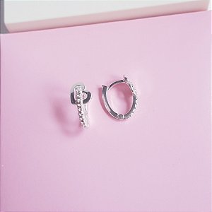 Argola Oval 10mm Cravejada Zirconias Detalhe Coração Vazado Prata 925