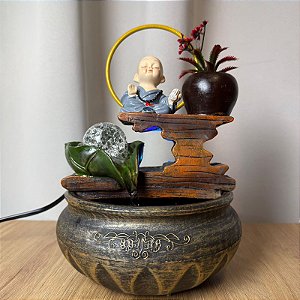 Fonte de Água Monge Meditando