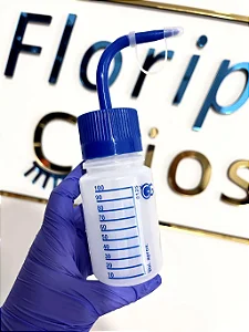 PISSETA TRANSPARENTE COM BICO AZUL 100ml