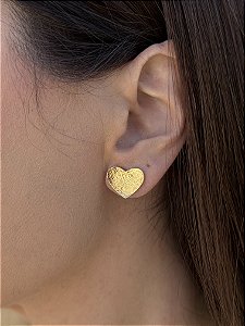 Brinco coração detalhado liso dourado