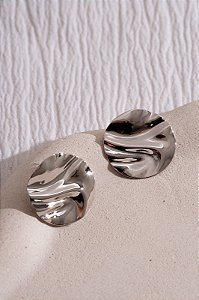 Brinco redondo detalhado liso branco