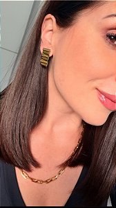 Brinco detalhado liso dourado