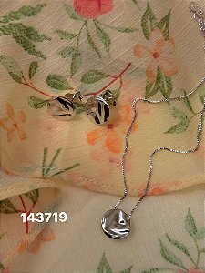 Conjunto redondo detalhado liso branco