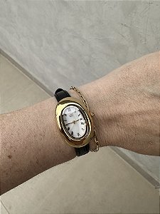 Acessório relógio dourado preto