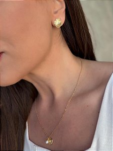 Brinco concha liso dourado