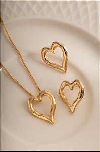 Conjunto coração vazado liso dourado
