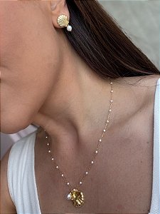 Colar pérolas concha e estrela lisa dourado