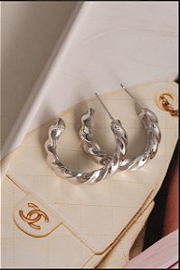 Brinco argola torcida lisa branca