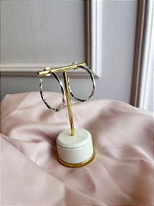 Brinco argola detalhada liso