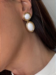 Brinco esmaltado liso dourado