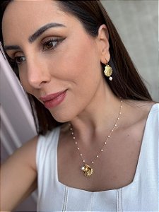 Brinco argola concha pérola dourado