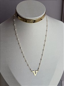 Colar letra V pérola dourado