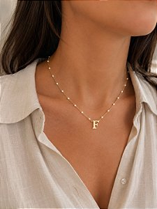 Colar letra F pérola dourado