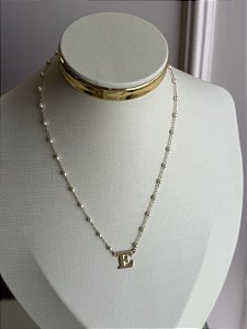 Colar letra E pérola dourado